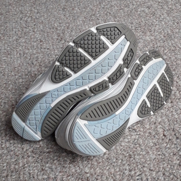 NWOB New Balance Women's Athletic Sneakers - Picture 7 of 8